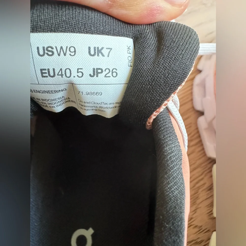 New-off size - On Cloud Cloudflyer 4 Road-Running Shoes -Women's 40 (R) 40.5 (L) - Picture 4 of 9